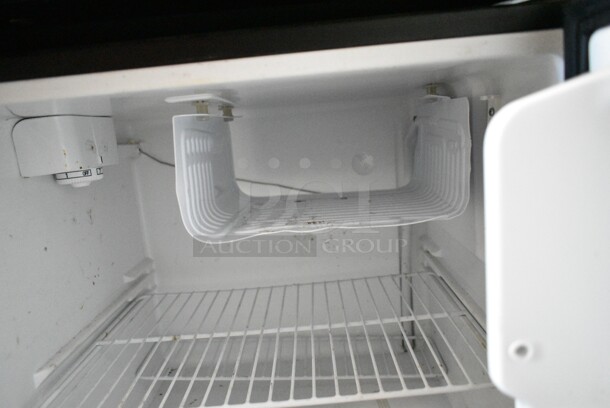 Black & Decker BCFA27B Metal Mini Cooler. 115 Volts, 1 Phase. Tested and Powers On But Does Not Get Cold - Image 4 of 5