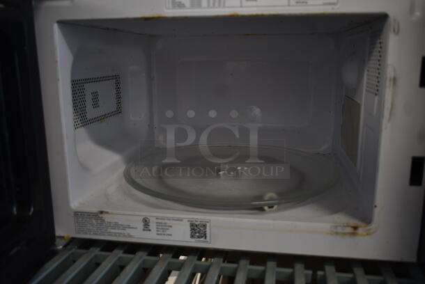 2017 Black & Decker EM720CPN-PMB Countertop Microwave Oven. 120 Volts, 1 Phase. - Image 3 of 4