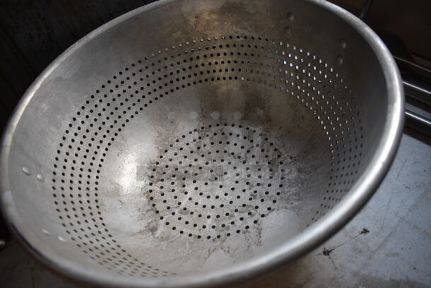 Metal Colander. 19x16x8 - Image 3 of 3