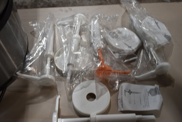 ALL ONE MONEY! Lot of 9 BRAND NEW Pump Lids - Image 1 of 4