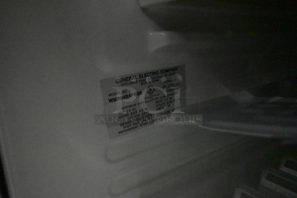 General Electric GE WMR04BAPBBB Metal Mini Cooler. 115 Volts, 1 Phase. Tested and Powers On But Does Not Get Cold - Image 4 of 4