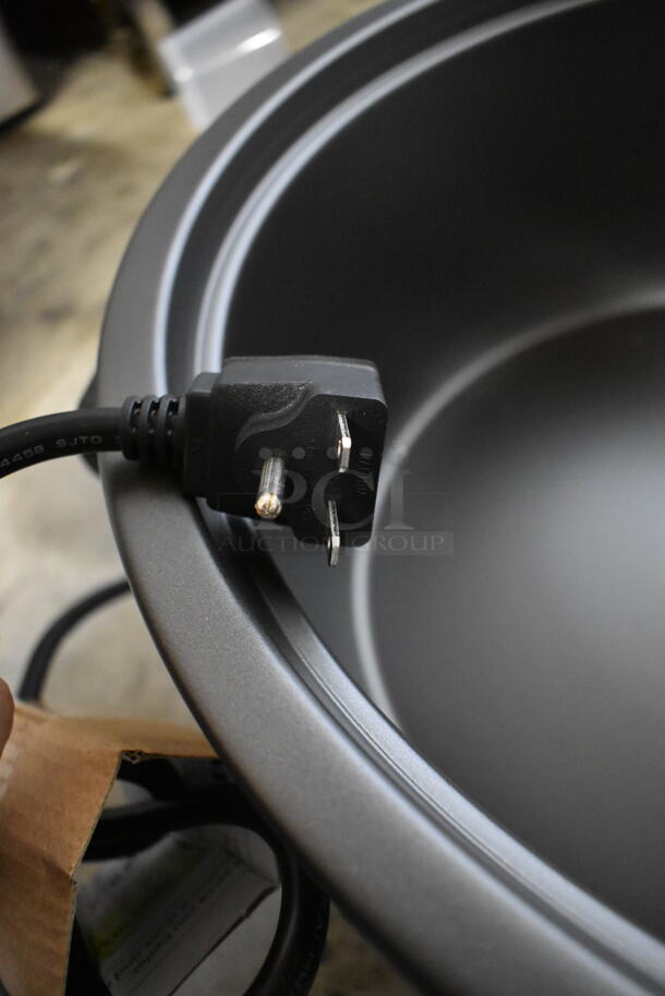 BRAND NEW SCRATCH AND DENT! Avantco 177RCA90 Stainless Steel Commercial Countertop Electric Powered 90 Cup Rice Cooker. 240 Volts, 1 Phase.  - Image 7 of 7