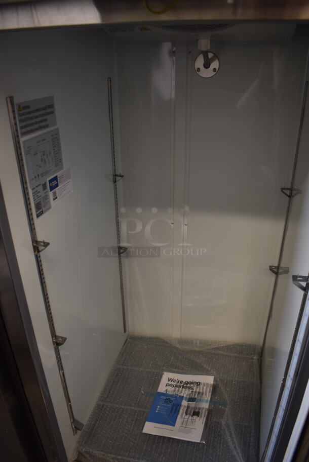 BRAND NEW SCRATCH AND DENT! Avantco 178A23RGHC Commercial Stainless Steel Single Glass Door Reach-In Cooler. 115V. Tested and Working! - Image 5 of 7