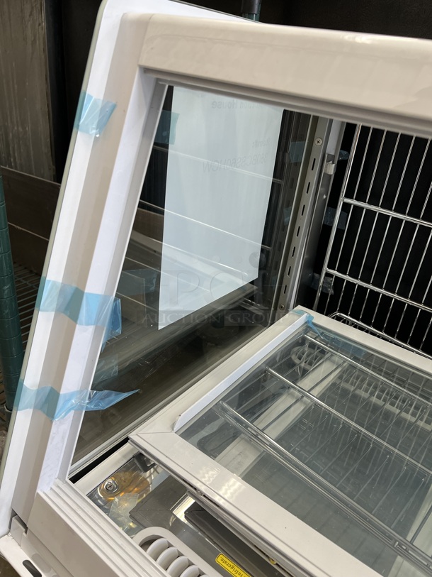 BRAND NEW SCRATCH AND DENT! Avantco Metal Commercial Countertop Refrigerated Display Case Merchandiser. Right Panel Is Missing. 60x24x24. Tested and Working! - Image 6 of 7