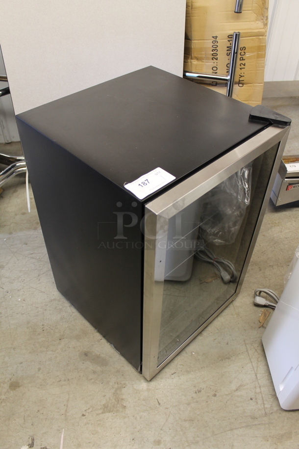 BRAND NEW SCRATCH AND DENT! Frigidaire EFMIS155 Beverage Center 126 Cans Stainless Steel 4.4 cu. ft 115 Volts, 1 Phase. Tested and Working! - Image 2 of 5