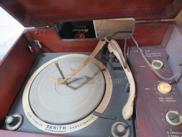 One VINTAGE Zenith Stereophonic High Fidelity Cobra Matic Record Player. - Image 2 of 4