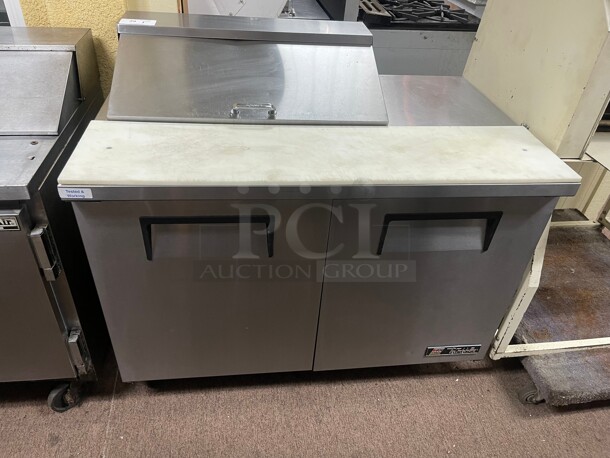 Fully Working! True Commercial Prep Sandwich Refrigerated Table With  Board 115 Volt NSF Tested and Working! - Image 4 of 9