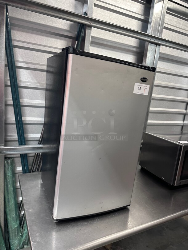 Working! Sanyo SR-3720M - Counter-High Refrigerator 115 Volt Tested and Working! - Image 3 of 10