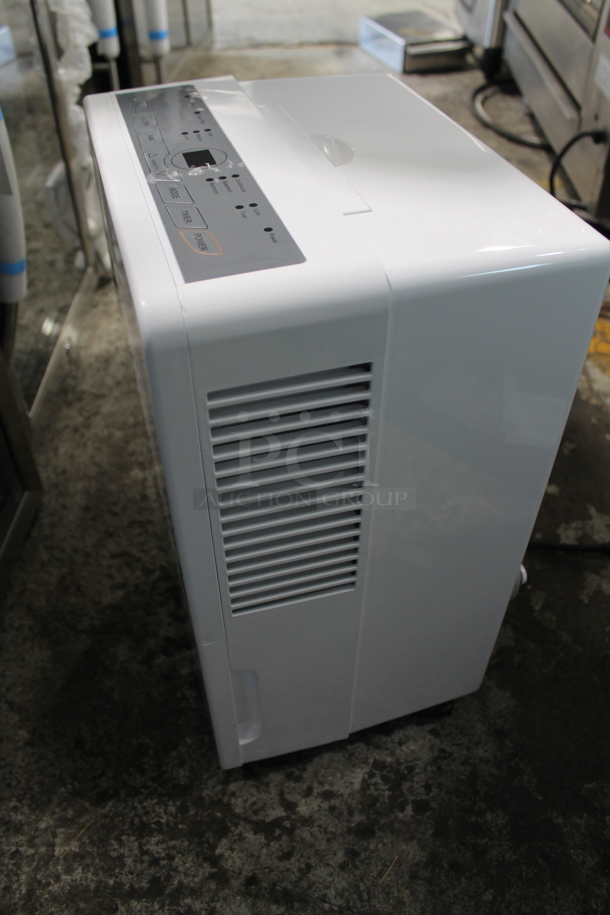 BRAND NEW SCRATCH AND DENT! Black & Decker BDT50WT 50 Pint Dehumidifier with Continuous Drain. 115 Volts, 1 Phase. Tested and Working! - Image 3 of 7
