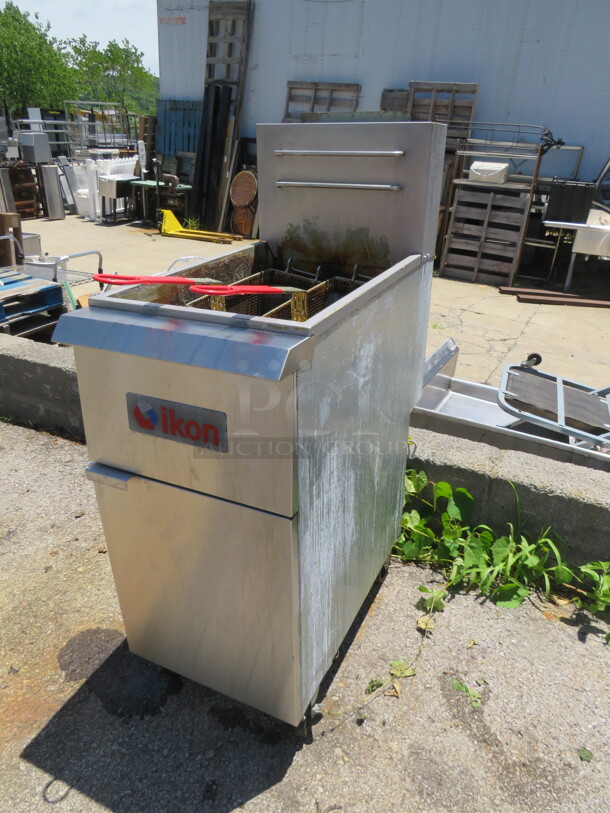 One Ikon Natural Gas Deep Fryer With 2 Baskets On Casters. WORKING WHEN REMOVED. Model# IGF-35140-NG. 15.5X30X40 - Image 4 of 4
