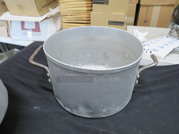 One Aluminum Stock Pot. 10.5X6.5