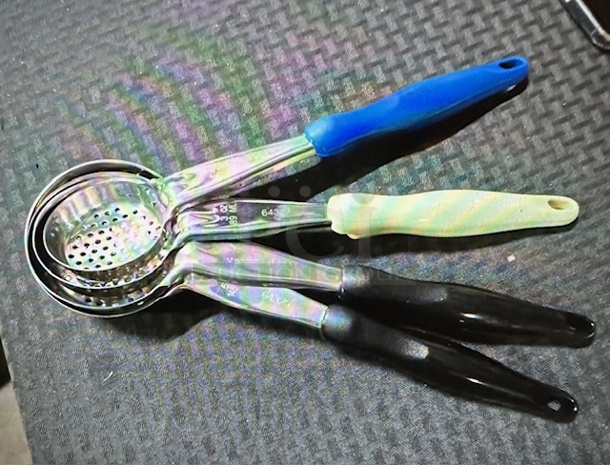 NEW Vollrath Stainless Steel Assorted Perforated Oval Spoodle. 4XBID - Image 1 of 1