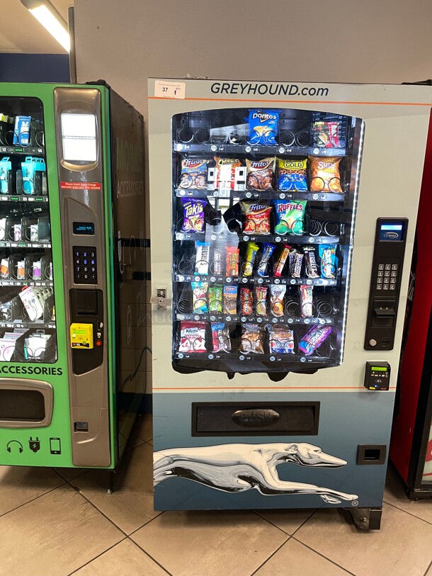 Working! Seaga Infinity INF5S Commercial Snack Vending Machine Made In The USA  Cash Or CC NSF 115 Volt Tested and Working! Currently In Use!  - Image 3 of 9