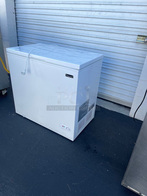 Barely Used! Magic Chef Commercial Free Standing Chest Freezer White NSF 115 Volt Tested and Working! - Image 3 of 9