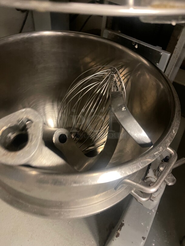 WOW! Globe SP40 40 qt. 3 Speed Floor Mixer w/Bowl Guard | 2 HP - Image 8 of 10