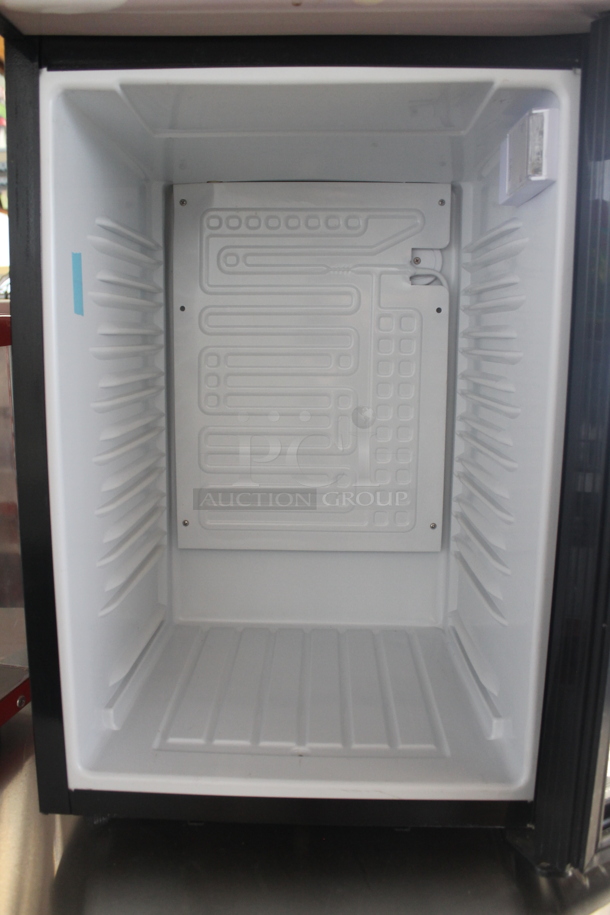 SC52B Metal Commercial Countertop Mini Cooler Merchandiser. 110-120 Volts, 1 Phase. Tested and Working! - Image 5 of 9