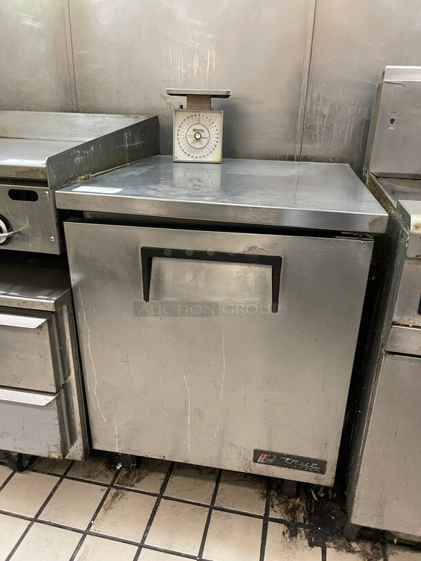 Late Model! True TUC-27F 28 inch W Undercounter Freezer w/ (1) Section & (1) Right Hinge Door, With 2 Shelves NSF 115v On Casters Tested and Working! - Image 2 of 7