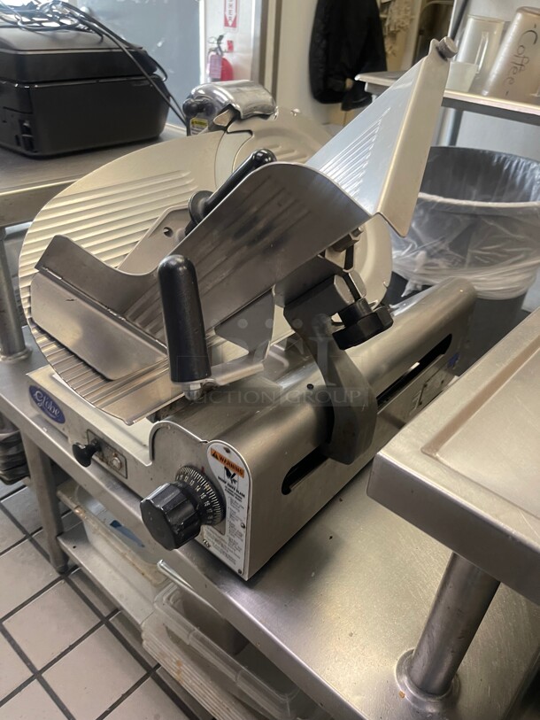 Wow! Globe 3600P Commercial Manual Slicer, 13 in dia, PreciseEdge Knife, Antimicrobial, SS 1/2 HP NSF 115 Volt Tested and Working! 18x23x19 - Image 3 of 11