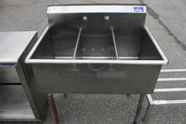 Stainless Steel Commercial 3 Bay Sink. 39x24x42. Bays 11x21x13