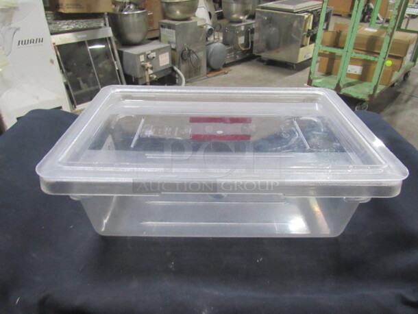 One Carlisle 3.5 Gallon Food Storage Container With Lid.