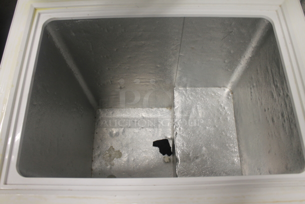 Magic Chef HMCF5W2 Metal Chest Freezer. 115 Volts, 1 Phase. Cannot Test Due To Missing Power Cord - Image 4 of 5