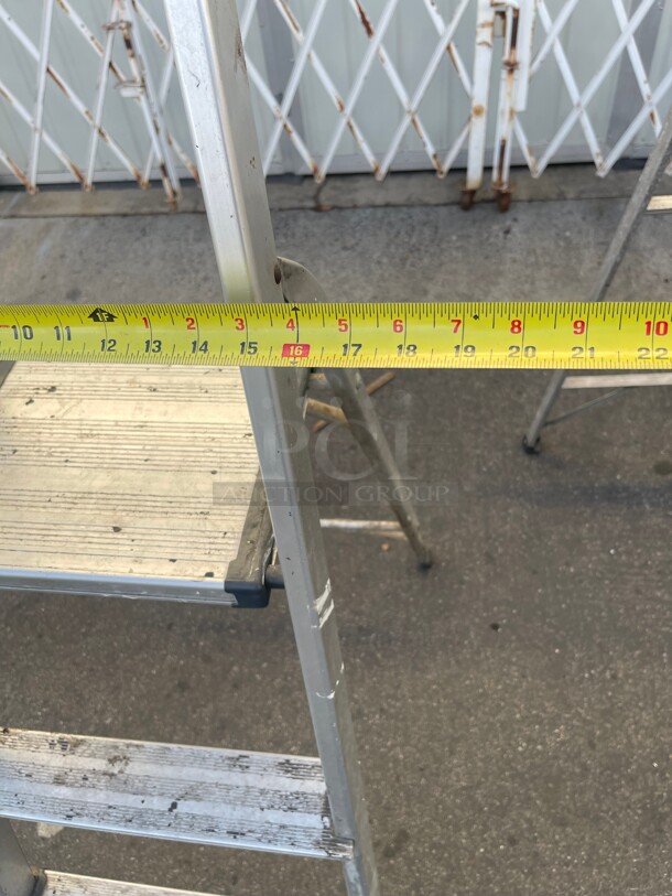 Clean! Commercial Ladder 3 steps  - Image 5 of 6
