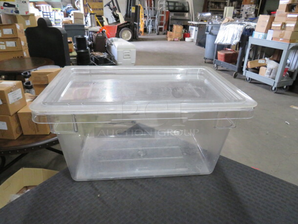 One 4,75 Gallon Cambro Food Storage Container With Lid. - Image 1 of 1