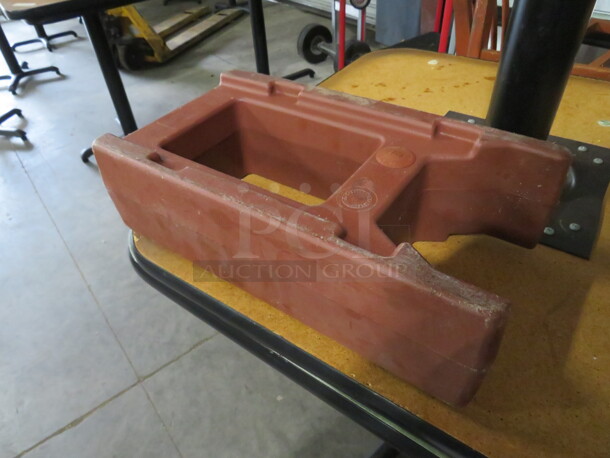 One Cambro Camtainer Riser. Model# R500LCD. $91.19. - Image 1 of 1