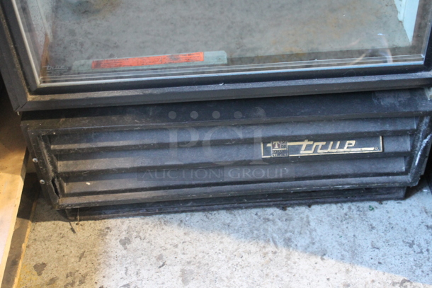 True GDM-12 Metal Commercial Single Door Reach In Cooler Merchandiser w/ Poly Coated Racks. 115 Volts, 1 Phase. Tested and Working! - Image 4 of 4