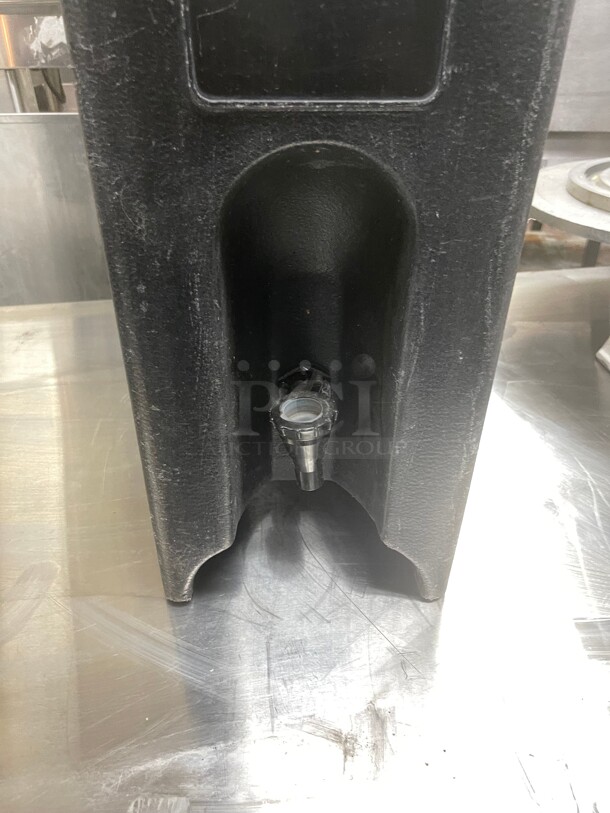 Clean! Cambro 500LCD Camtainers® 4.75 Gallon Black Insulated Beverage Dispenser NSF Missing one Hinge - Image 5 of 9
