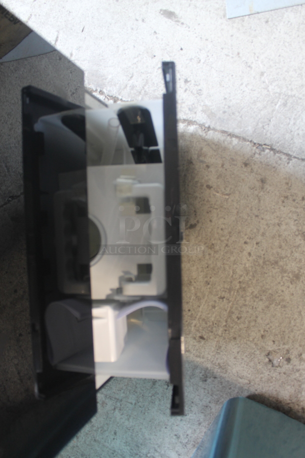 BRAND NEW SCRATCH AND DENT! Whynter RPD-652DB Elite D-Series 65 Pint Portable Dehumidifier, Black. 115V, 1 Phase. Tested and Working!  - Image 4 of 5