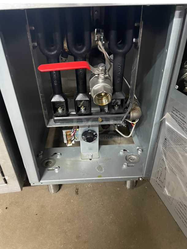 Natural Gas Deep Fryer 40lbs
used in the test Kitchen/ like new  - Image 5 of 5