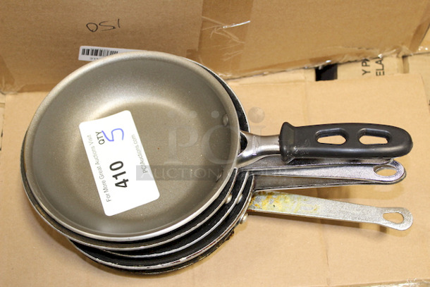 Vollrath 67807 7" Non-Stick Aluminum Frying Pan w/ Silicone Handle. 5x Your Bid - Image 1 of 2