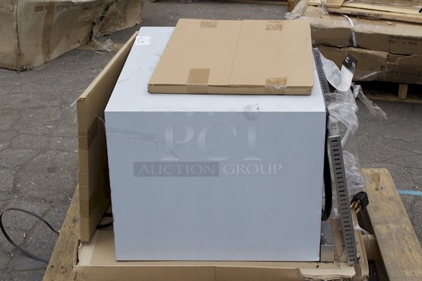 BRAND NEW SCRATCH & DENT! Avantco CO-38M Full Size Countertop Convection Oven, 4.4 cu. ft. - 208/240V, 3,500/4,600W. Exterior Glass Is Broken - Image 3 of 7