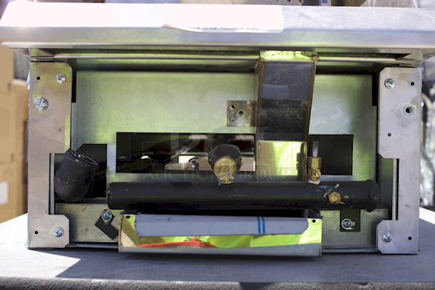 BRAND NEW SCRATCH & DENT! Avantco Chef Series CAG-15-MG 15" Countertop Gas Griddle with Manual Controls - 30,000 BTU - Image 8 of 9