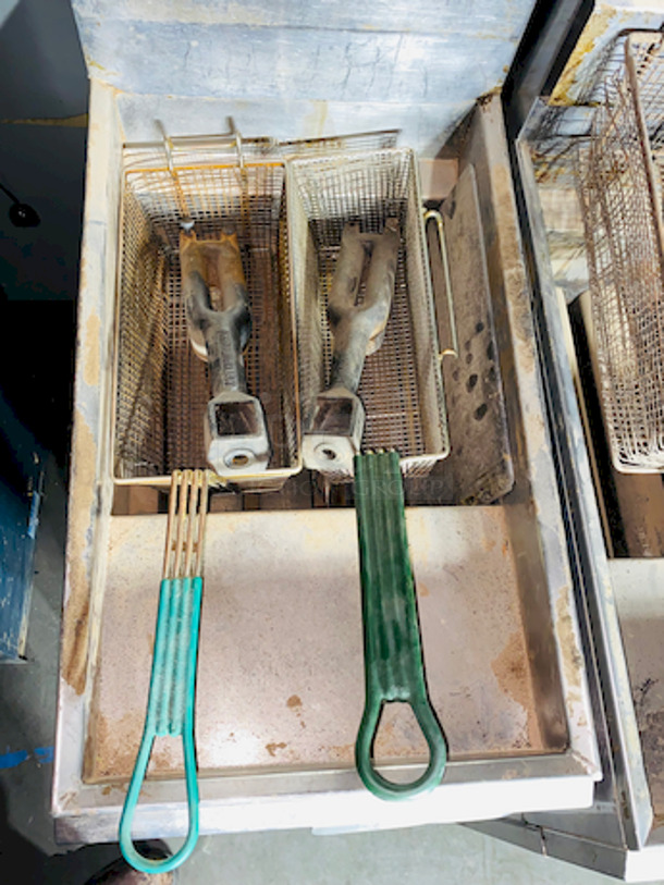 TRIPLE THREAT! Natural Gas 40 lb. Tube Fired Fryers. 2 Imperials, 1 DCS  - 105,000 BTU

3x Your Bid

Width	15 1/2 Inches
Depth	30 1/2 Inches
Height	45 3/4 Inches - Image 8 of 11