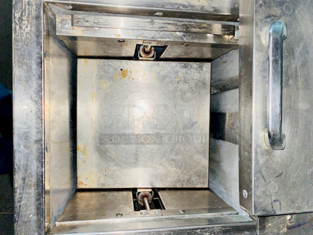 SWEET! Aladdin Temp-Rite DH08 3 Columns Dish Heater, Fits Up To 9 inch Plates. 

In Working Condition When tested. 
208V, 240V, Single Phase, 15.9Amps, 20Amps, 60HZ, 3-wire

47 1/8"x24 1/2"x42 13/16"
300 lbs

3 dispensing columns
Durable and attractive stainless steel cabinet
Fully insulated heater compartment
Four swivel 5" casters, two with brakes, for ease of maneuverability and stability
Convenient push/pull handle
Corner bumpers
Tight fitting lid design seals without gasket
Eight foot long, three wire, grounded electrical supply cord and plug with strain relief - Image 3 of 9