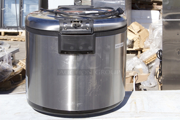 BRAND NEW SCRATCH AND DENT! Avantco RC3060 60 Cup (30 Cup Raw) Electric Rice Cooker / Warmer - 120V, 1750W - Image 3 of 6