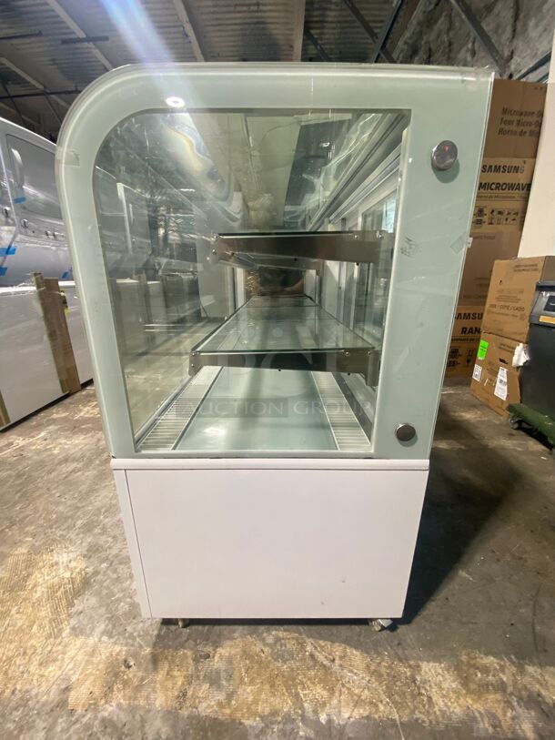 Avantco BC-72-HC 72" Curved Glass White Refrigerated Bakery Display Case top of case has a fracture
 - Image 2 of 5