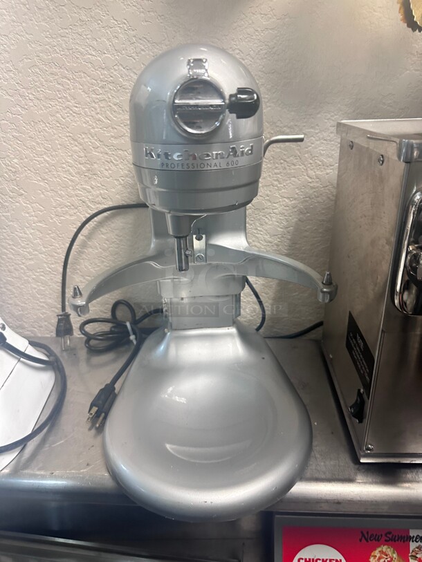 Working Kitchen Aid Professional 600™ Series 6 Quart Bowl-Lift Stand Mixer 115 Volt  - Image 3 of 8