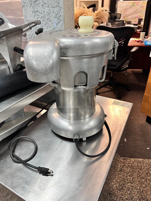 Ruby Manuel Feed Commercial Heavy Duty Centrifugal Juice Extractor 1/2 HP NSF 115 Volt Working - Image 3 of 6
