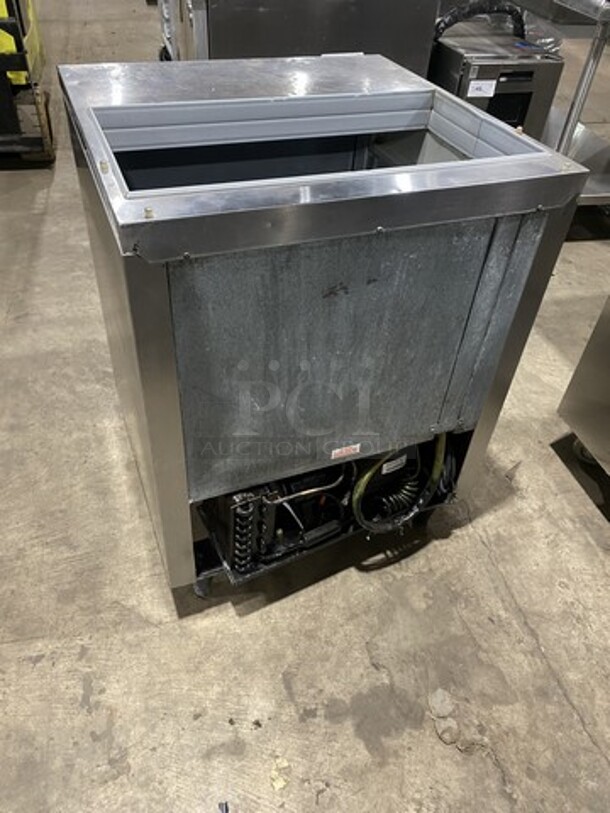 Beverage Air Refrigerated Sandwich Prep Table! Model SUR27 Serial 4405618! 115V 1 Phase! On Casters!  - Image 3 of 8