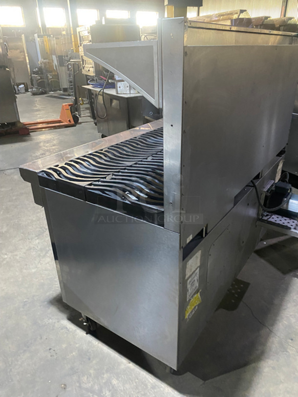 MUST HAVE! Southbend Commercial Gas Powered 10 Burner Stove! With 2 Full Size Ovens (One Convection Oven/One Regular Oven)! With Metal Oven Racks! With Backsplash And Over Head Salamander Shelf! Solid Stainless Steel! On Casters! Model: S560AD-W SN: 07F46762 120V 60HZ 1 Phase - Image 4 of 10