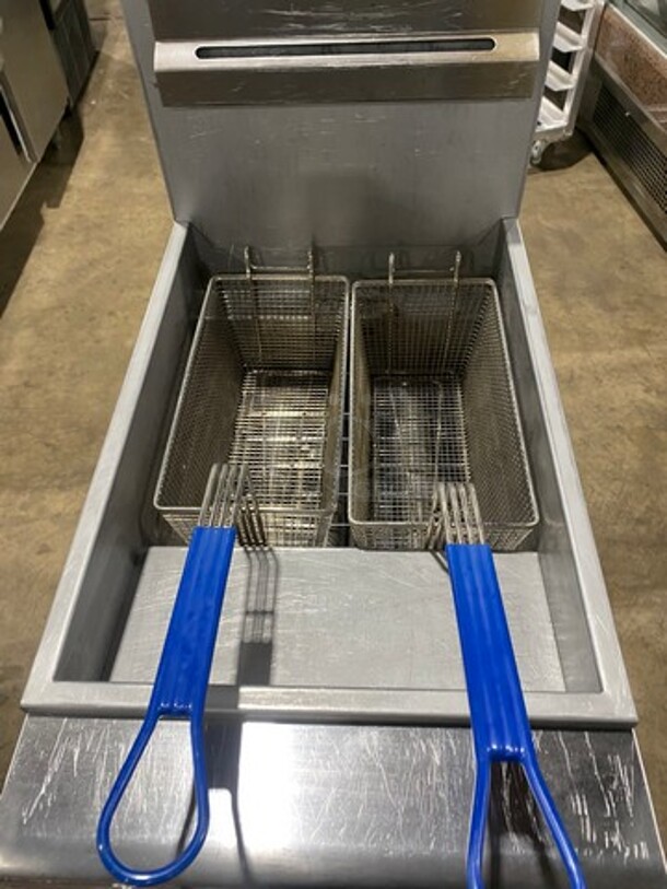 Apexra Commercial Natural Gas Powered Deep Fat Fryer! With 2 Metal Frying Baskets! All Stainless Steel! On Legs! - Image 5 of 8
