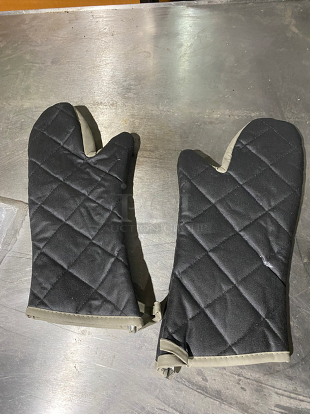 NEW! IN THE BOX! ALL ONE MONEY! Chef's Line Flame Resistant Oven Mitts! - Image 4 of 5