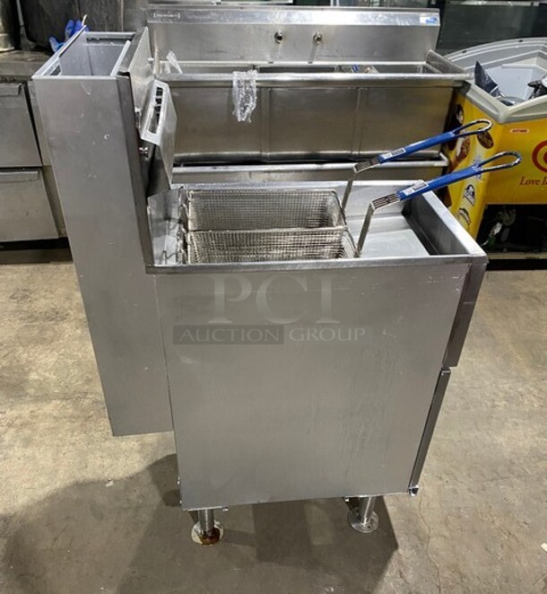 Pitco Commercial Natural Gas Powered Deep Fat Fryer! With 2 Metal Frying Baskets! All Stainless Steel! On Legs! MODEL: 35C SN: G14KD063735 - Image 4 of 9