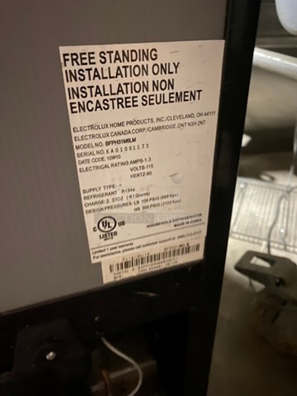 Frigidaire Mini Fridge! With Clear Poly Shelves! Model: BFPH31M6LM SN: KA01061133 115V - Image 6 of 7