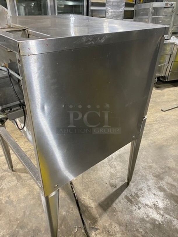 WOW! LATE MODEL! Blodgett Commercial Natural Gas Powered Convection Oven! With View Through Doors! Metal Oven Racks! All Stainless Steel! On Legs! Working When Removed!  - Image 4 of 7