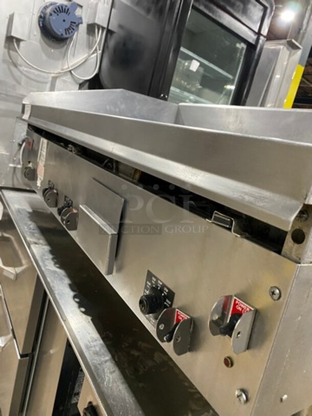 Lang Commercial Countertop 48 Inch Natural Gas Powered Polish Top Flat Top Griddle! With Back And Side Splashes! All Stainless Steel! On Small Legs! - Image 6 of 9