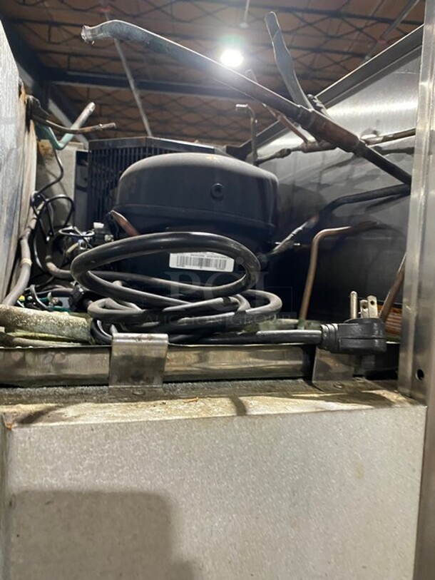 Traulsen Commercial Single Door Reach In Cooler! All Stainless Steel! On Legs! MODEL RHT132WREFHS RN:T422500C99 115V 1PH - Image 9 of 9